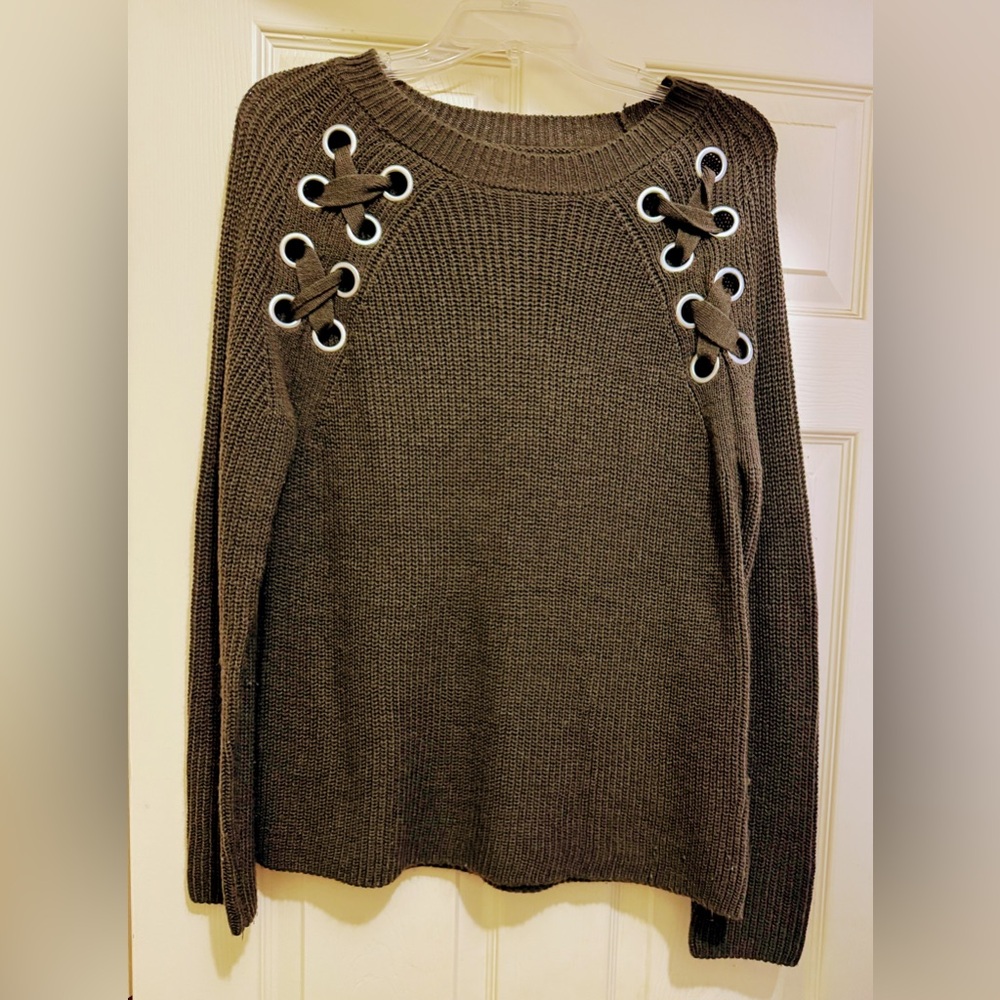 Freshman Olive Scoop Neck with gold circle and ribbons